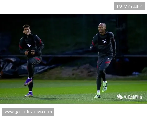 中后卫在训练中练习“压迫回撤”节奏,防线更具弹性